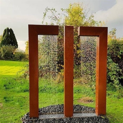 El doble contemporáneo L agua de acero del jardín de Corten ofrece la cortina de la lluvia