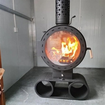 Chimenea colgante ardiendo de la estufa de madera libre interior europea