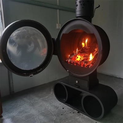 Chimenea colgante ardiendo de la estufa de madera libre interior europea