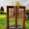 El doble contemporáneo L agua de acero del jardín de Corten ofrece la cortina de la lluvia