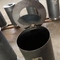 Bote de basura de acero de alteración por los agentes atmosféricos público urbano del metal