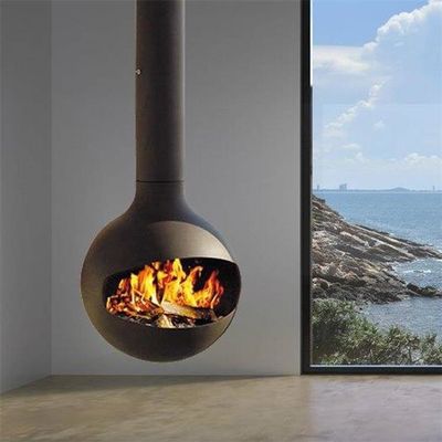 Especial colgado al techo de la chimenea de los calentadores ardientes de madera de sitio del chalet formado