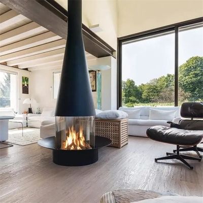 Estufa ardiendo colgante montada en la pared central de madera de la chimenea del estilo occidental con el vidrio